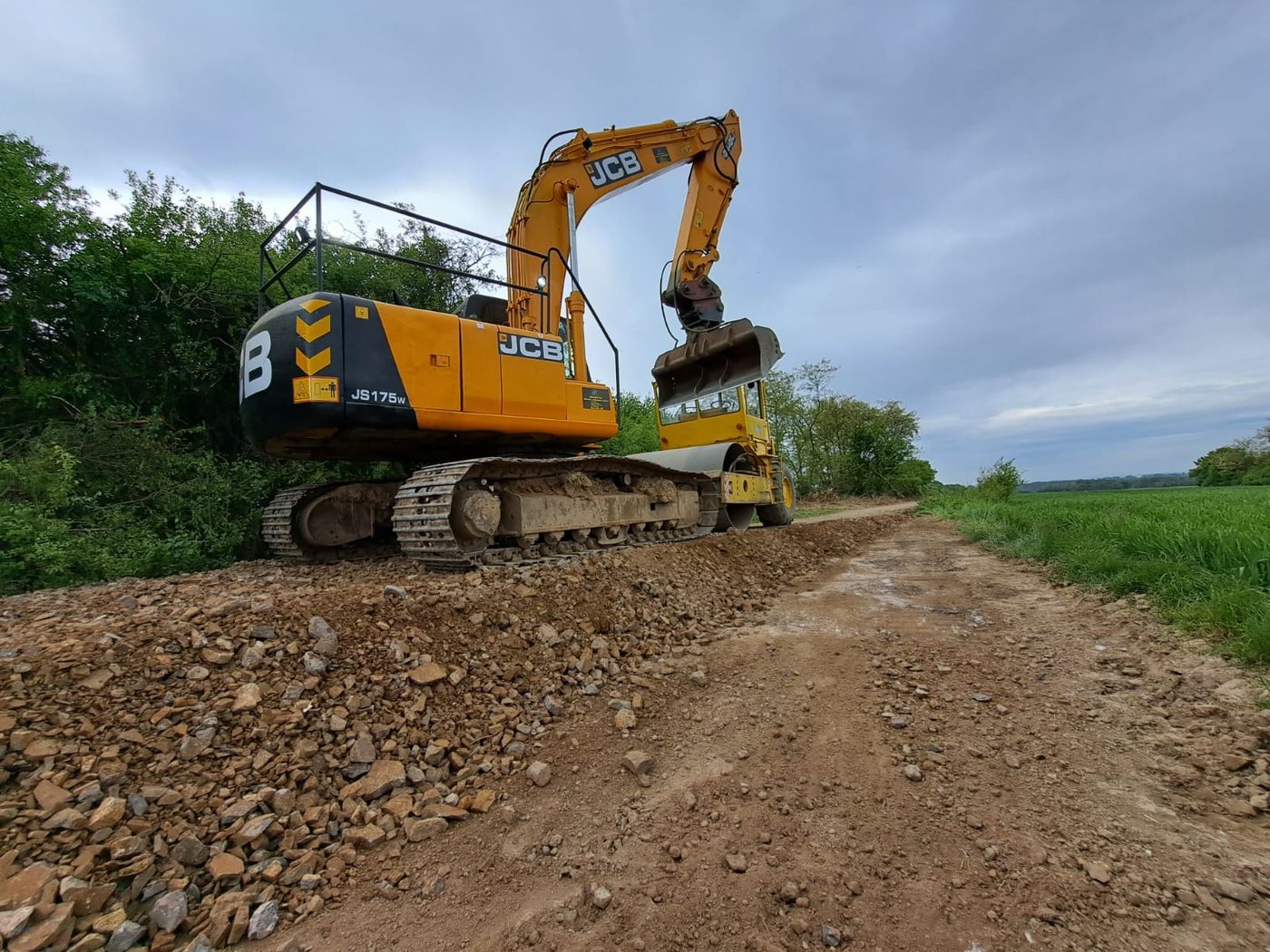 JCB JS 180 LC pri príprave staveniska pre základy
